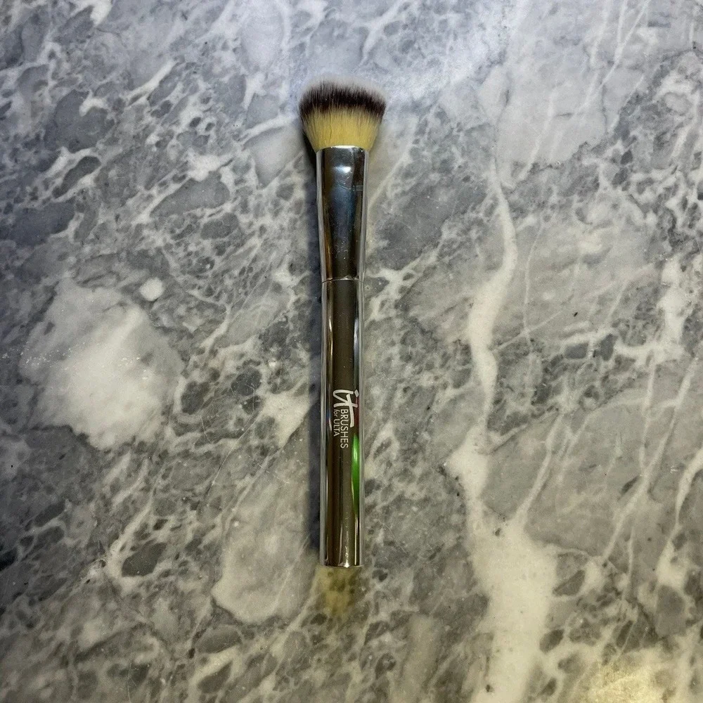 New It Cosmetics Airbrush Foundation Brush